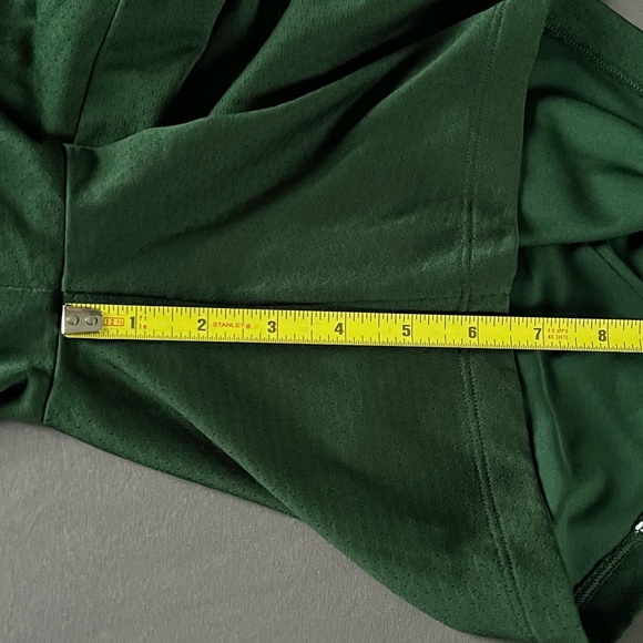 Women’s Medium Under Armour Shorts. EUC - Picture 6 of 7